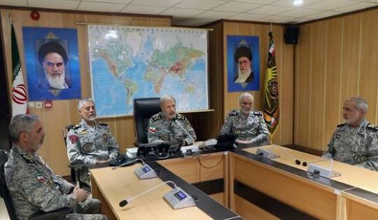 아미르 하타미(가운데) 이란 육군 총사령관이 23일(현지 시간) 이란 내 줄피카르 중앙사령부에서 고위 지휘관들이 배석한 가운데 각급 주요 지휘관들과 화상 통화를 하고 있다. (사진 / 뉴시스)