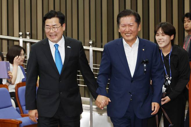 더불어민주당 당대표 후보인 정청래(오른쪽)·박찬대 의원이 24일 서울 여의도 국회에서 열린 의원총회에 나란히 손을 잡고 참석하고 있다.사진=연합뉴스)