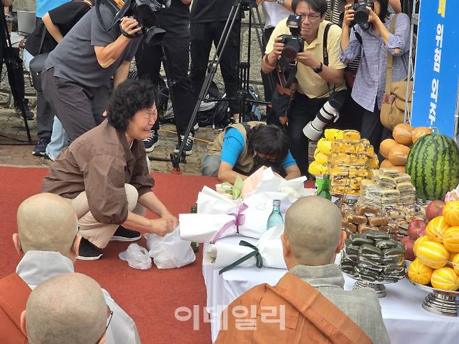 24일 오전 화성시 서신면 전곡산단 내 아리셀 공장 앞에서 열린 추모 위령재에서 참사 유가족이 오열하고 있다.(사진=황영민 기자)