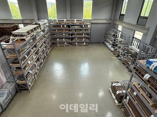 파주 전통건축수리기술진흥재단 수장고에 보관돼 있는 관월당 부재. (사진=국가유산청)