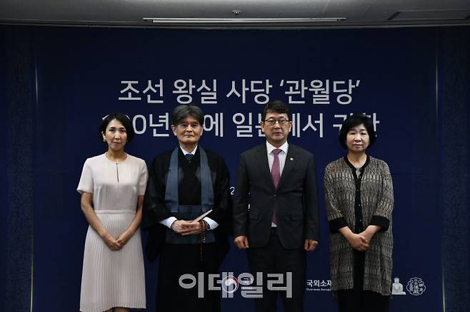 24일 서울 종로구 국립고궁박물관에서 열린 조선 왕실 사당 ‘관월당’ 일본 귀환 언론공개회. 왼쪽부터 일본 고토쿠인의 사토 마이코 여사, 사토 다카오 주지, 최응천 국가유산청장, 김정희 국외소재문화유산재단 이사장. (사진=국가유산청)