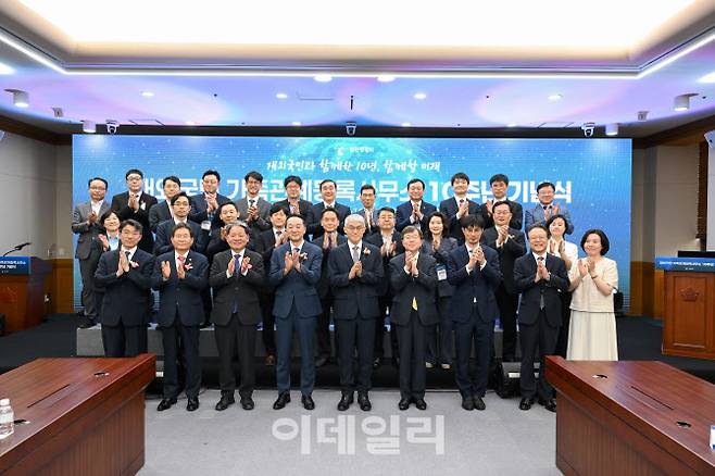 천대엽(맨앞줄 오른쪽 다섯번째) 법원행정처장 등 24일 재외국민 가족관계등록사무소 10주년 기념식에 참석한 주요 관계자들이 기념촬영을 하고 있다. (사진=법원행정처)