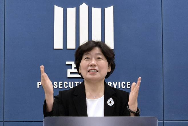 ‘12·3 비상계엄 사건’을 수사하는 조은석 내란 특검팀의 박지영 특검보가 24일 서울 서초구 서울고등검찰청 기자실에서 윤석열 전 대통령에 대해 특수공무집행방해 혐의 등으로 체포영장을 전격 청구했다는 내용을 브리핑하고 있다. (사진=연합뉴스)