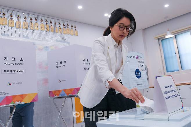 윤석열 전 대통령의 부인인 김건희 여사가 제21대 대통령선거일인 지난 3일 오전 서울 서초구 원명초등학교에 마련된 서초4동 제3투표소에서 투표를 하고 있다. (사진=뉴시스)