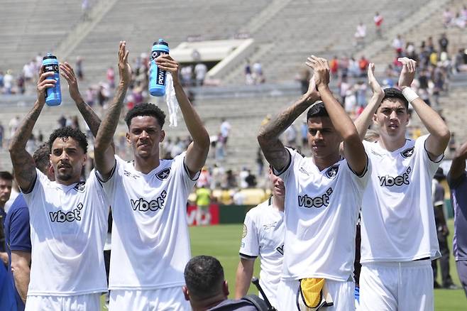 2025년 6월 23일(현지시간), 미국 캘리포니아 패서디나에서 열린 FIFA 클럽 월드컵 B조 조별리그 종료 후, 보타포구 선수들이 관중석을 향해 인사를 보내고 있다.