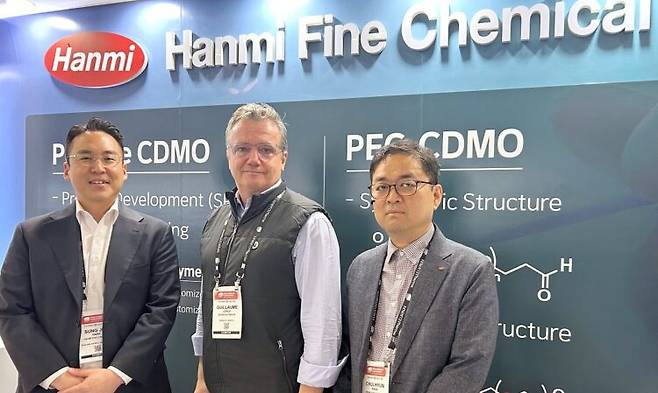 박성준 한미정밀화학 사업개발팀 팀장(왼쪽부터), 기욤 르루아 에드젠바이오텍 CEO, 박철현 한미정밀화학 사업본부 상무. [사진=한미정밀화학]