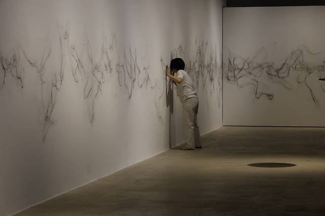 김도희, 배꼽 위의 파도, 2025, 퍼포먼스 스틸컷 (아트스페이스3 제공)