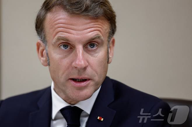 에마뉘엘 마크롱 프랑스 대통령이 22일 파리 엘리제궁에서 국가안보회의를 열고 중동 정세에 관해 논의하고 있다. 2025.6.22 ⓒ 로이터=뉴스1 ⓒ News1 강민경 기자