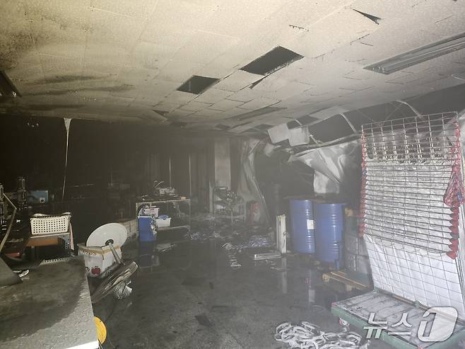 23일 부산 사상구 학장동 공장 화재 현장.(부산소방재난본부 제공. 재판매 및 DB 금지)