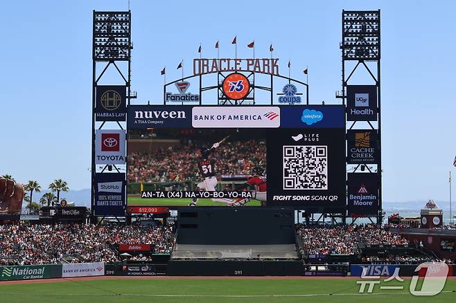 샌프란시스코 자이언츠 홈구장인 오라클파크에 리마스터링한 이정후 응원가 가사가 송출되면서 관객들이 함께 싱어롱(sing along)타임을 가졌다./사진제공=한화생명