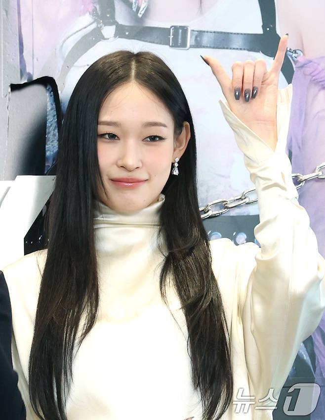 혼성 5인 그룹 올데이프로젝트(ALLDAY PROJECT) 애니가 23일 서울 강남구 일상비일상의틈byU+에서 열린 데뷔 싱글 '페이머스'(FAMOUS) 발매 기념 팝업 스토어 포토콜 행사에 참석해 포즈를 취하고 있다. 2025.6.23/뉴스1 ⓒ News1 권현진 기자