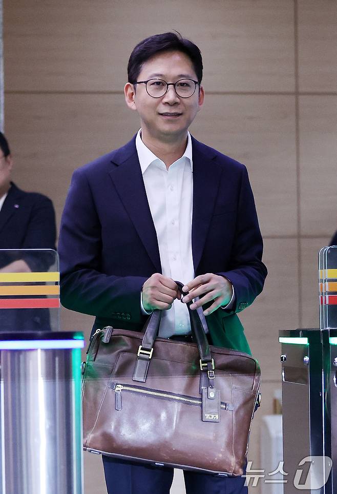 배경훈 과학기술정보통신부 장관 후보자가 24일 오전 서울 종로구 광화문우체국에 마련된 인사청문회 준비 사무실로 첫 출근을 하고 있다. 2025.6.24/뉴스1 ⓒ News1 박지혜 기자