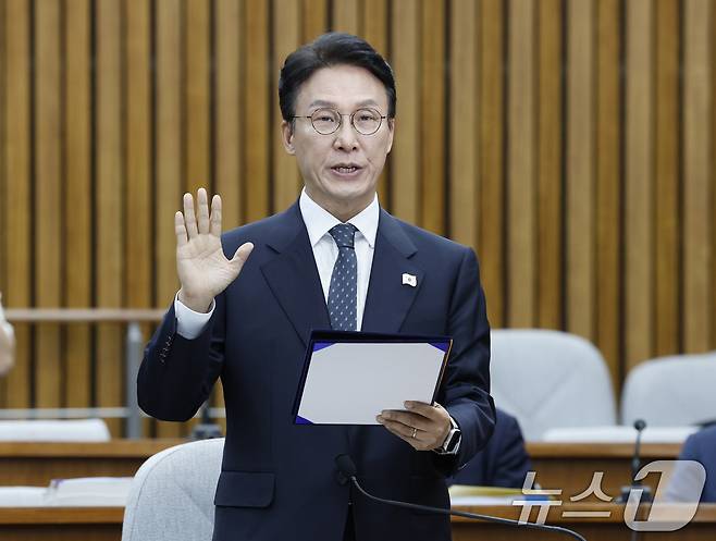 김민석 국무총리 후보자가 24일 오전 서울 여의도 국회에서 열린 인사청문회에 출석해 선서를 하고 있다. 2025.6.24/뉴스1 ⓒ News1 안은나 기자