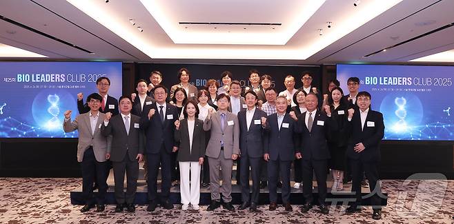 김정민 다임바이오 대표(앞줄 왼쪽부터), 조용준 동구바이오제약 회장, 강석연 서울식품의약품안전평가원 원장, 최수진 국민의힘 의원, 이영섭 뉴스1 대표이사, 이병건 국제백신연구소 한국후원회 이사장, 이승규 한국바이오협회 부회장, 황규석 서울시의사회장, 윤선주 에이피트바이오 대표가 24일 오전 서울 중구 소공동 롯데호텔에서 열린 '제25회 바이오리더스클럽'에서 기념촬영을 하고 있다. 2025.6.24/뉴스1 ⓒ News1 김성진 기자