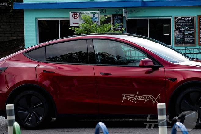 뒷좌석에 아무도 태우지 않은 한 테슬라 로보택시가 미국 텍사스주 오스틴의 사우스콩그레스애비뉴 거리를 운행하고 있다. 2025.06.22. ⓒ 로이터=뉴스1 ⓒ News1 권영미 기자