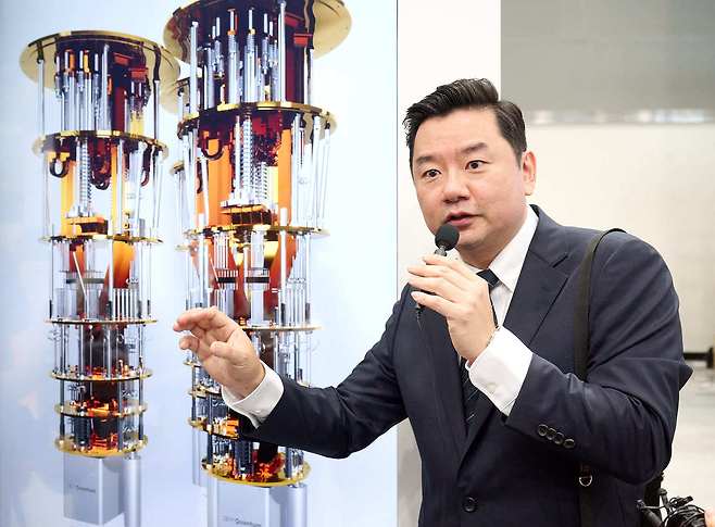 24일 서울 서초구에서 열린 '퀀텀코리아 2025'에서 표창희 IBM 퀀텀 아시아태평양지역사업본부장(상무)이 부스 전시 내용을 소개하는 모습이다.(IBM 제공)