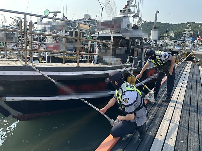 해경이 관내 어선의 계류상태를 점검하는 모습(보령해경 제공. 재판매 및 DB 금지)/뉴스1