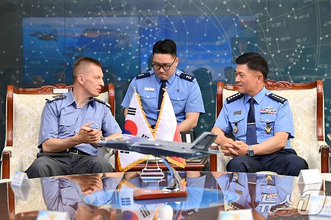 이영수 공군참모총장은 24일 계룡대 공군본부에서 이레네우슈 노박 폴란드 공군사령관(소장)을 만나 양자대담을 실시했다. 2025.06.24. (공군 제공)