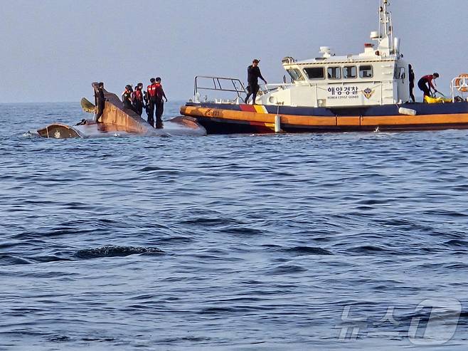 전남 신안군 가거도 북동방 해상에서 33톤급 근해통발 어선이 전복돼 목포해경이 구조 작업을 하고 있다. (목포해경 제공) ⓒ News1 이승현 기자