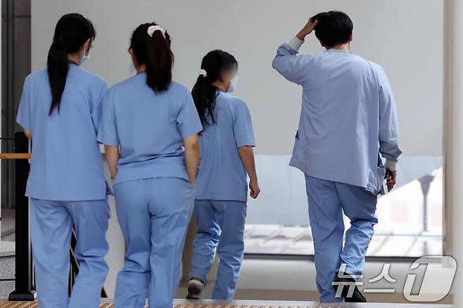 서울 시내 한 대형병원에서 간호사들이 발걸음을 옮기고 있다. /뉴스1 ⓒ News1 황기선 기자