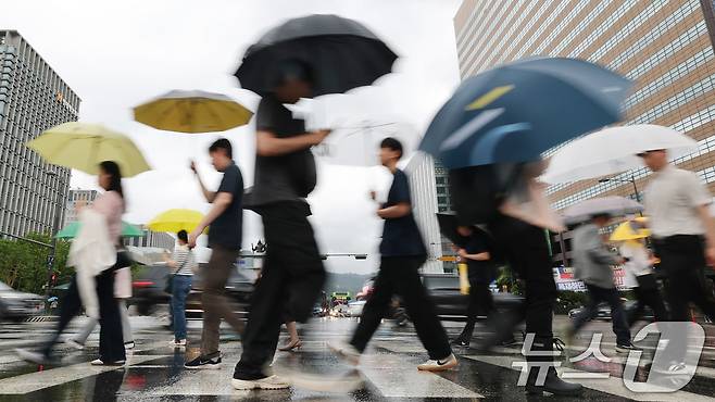 장마가 시작되며 서울 전역에 호우주의보가 내려진 20일 오전 서울 광화문네거리에서 우산을 쓴 시민들이 출근하고 있다. 2025.6.20/뉴스1 ⓒ News1 임세영 기자
