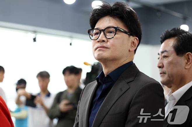 한동훈 국민의힘 전 대표가 제21대 대통령 선거 사전투표 첫날인 지난 5월 29일 광주 동구 창업지원센터에 위치한 서남동 사전투표소에서 투표 순서를 기다리고 있다. 2025.5.29/뉴스1 ⓒ News1 이승현 기자