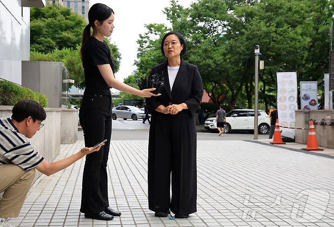 한성숙 중소벤처기업부 장관 후보자가 24일 오후 서울 영등포구 중소기업기술정보진흥원 수도권평가실 내 인사청문회 준비 사무실로 출근하며 취재진 질문에 답하고 있다. 2025.6.24/뉴스1 ⓒ News1 김진환 기자