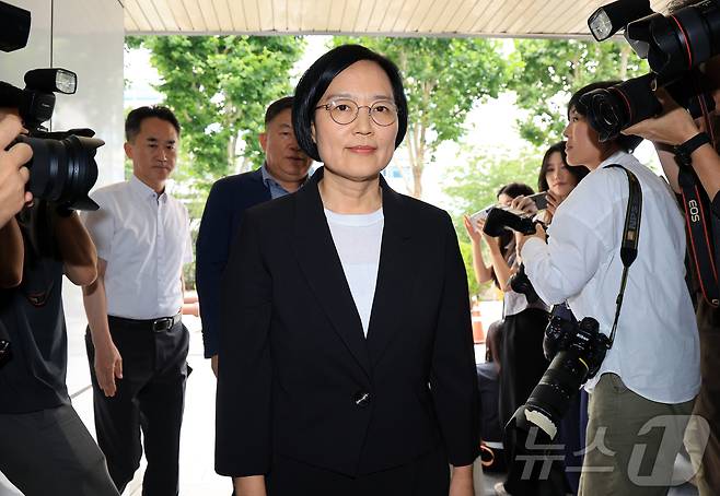 한성숙 중소벤처기업부 장관 후보자가 24일 오후 서울 영등포구 중소기업기술정보진흥원 수도권평가실 내 인사청문회 준비 사무실로 출근하고 있다. 2025.6.24/뉴스1 ⓒ News1 김진환 기자