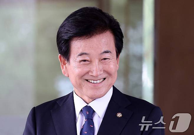 정동영 통일부 장관 후보자가 24일 오후 서울 종로구 남북관계관리단에 마련된 인사청문회 준비 사무실에 도착해 취재진 질문에 답하고 있다. 2025.6.24/뉴스1 ⓒ News1 박지혜 기자