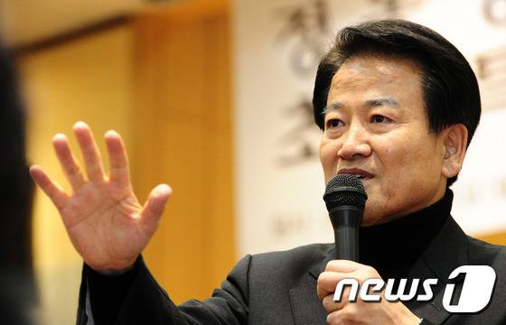 정동영 전 장관이 25일 오후 전북 전주 전북여성교육문화센터에서 '전북 무엇으로 먹고 살 것인가'를 주제로 강연을 하고 있다.2016.1.25/뉴스1 ⓒ News1 김대웅 기자