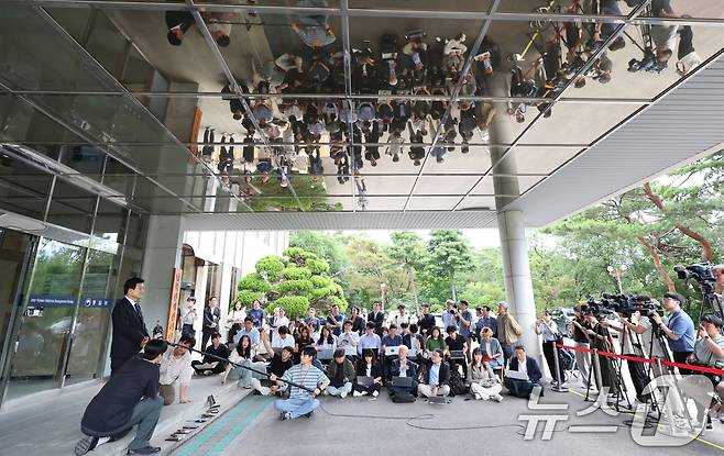 정동영 통일부 장관 후보자가 24일 오후 서울 종로구 남북관계관리단에 마련된 인사청문회 준비 사무실에 도착해 취재진 질문에 답하고 있다. 2025.6.24/뉴스1 ⓒ News1 박지혜 기자