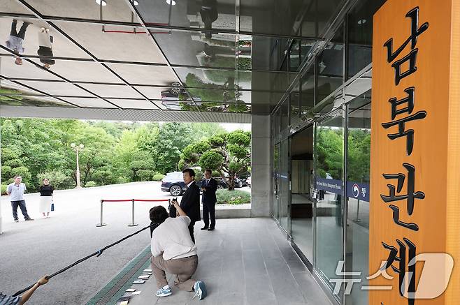 정동영 통일부 장관 후보자가 24일 오후 서울 종로구 남북관계관리단에 마련된 인사청문회 준비 사무실에 도착해 취재진 질문에 답하고 있다. 2025.6.24/뉴스1 ⓒ News1 박지혜 기자