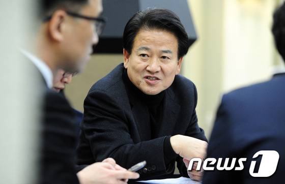 정동영 전 장관이 17일 오후 전북 전주시 평화동 알펜시아 웨딩홀에서 JCI 전북지구청년회의소 주최로 열린 초청강연회에 참석해 참석자들과 이야기를 나누고 있다.2016.2.17/뉴스1 ⓒ News1 김대웅 기자