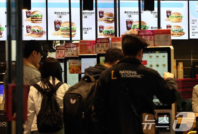 서울의 한 롯데리아에서 시민들이 햄버거를 고르고 있다. 2025.3.31/뉴스1 ⓒ News1 이동해 기자