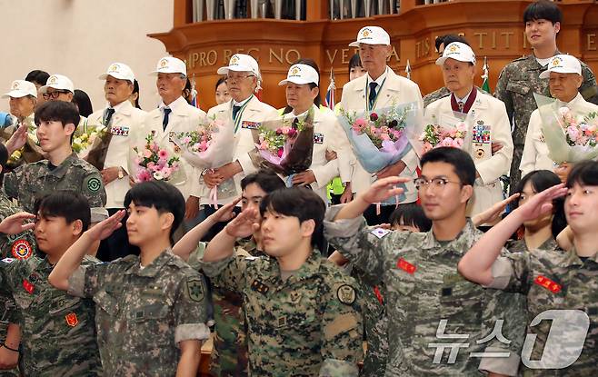 24일 대구 달서구 계명대 성서캠퍼스에서 열린 '6·25전쟁 제75주년 추념식'에서 참전용사와 예비역 학생들이 기념촬영하고 있다. 2025.6.24/뉴스1 ⓒ News1 공정식 기자