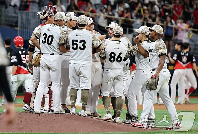 24일 오후 서울 구로구 고척스카이돔에서 열린 프로야구 '2025 신한 SOL뱅크 KBO 리그' KIA와 키움의 경기에서 9대6으로 승리한 키움 선수들이 기뻐하고 있다. 2025.6.24/뉴스1 ⓒ News1 이승배 기자