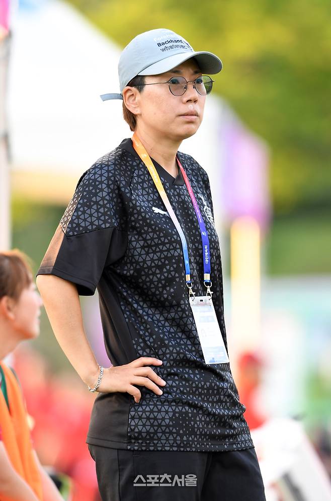 대전대덕대 고문희 감독이 23일 경남 합천에서 열린 ‘2025 스포츠케이션 명품도시 합천에서 펼쳐지는 제33회 여왕기 전국여자축구대회’ 대학부 울산과학대와 경기에서 선수들의 플레이를 지켜보고 있다. 2025. 6. 23. 합천 | 박진업 기자 upandup@sportsseoul.com