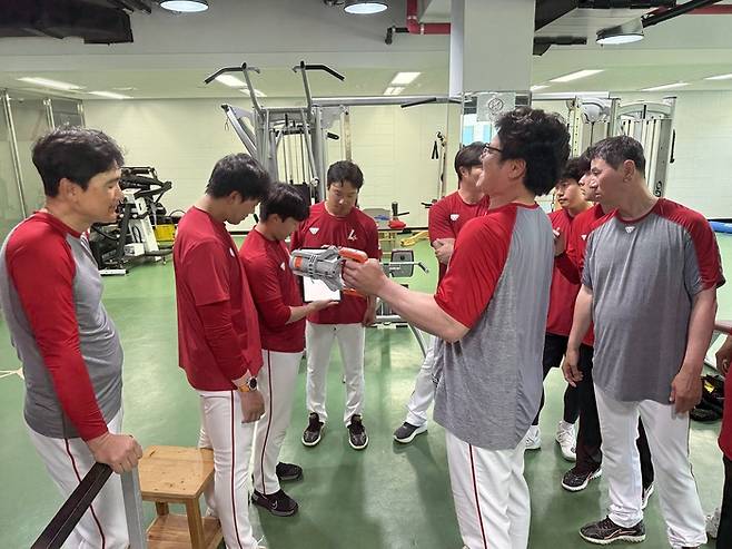 강화SSG퓨처스필드에서 퓨처스 박정권 감독(오른쪽 두 번째)이 데이터 측정을 위한 시범을 보이고 있다. 사진 | SSG 랜더스