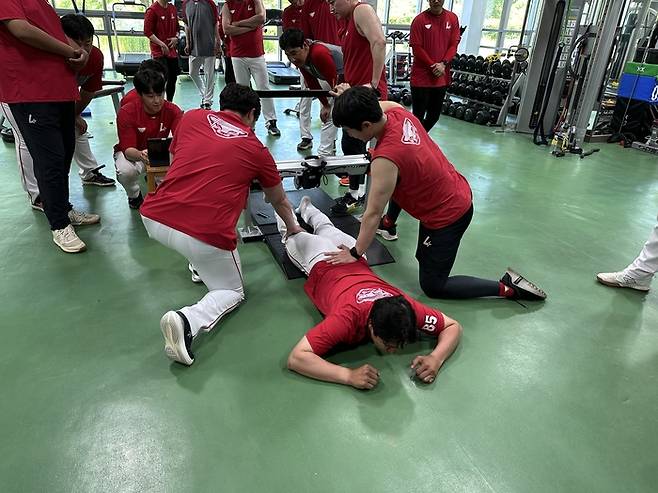 강화SSG퓨처스필드에서 2군 선수들의 신체 능력 데이터를 측정하고 있다. 사진 | SSG 랜더스