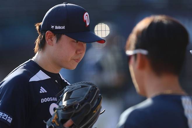 더그아웃으로 들어가는 최승용의 모습. 사진 | 두산 베어스