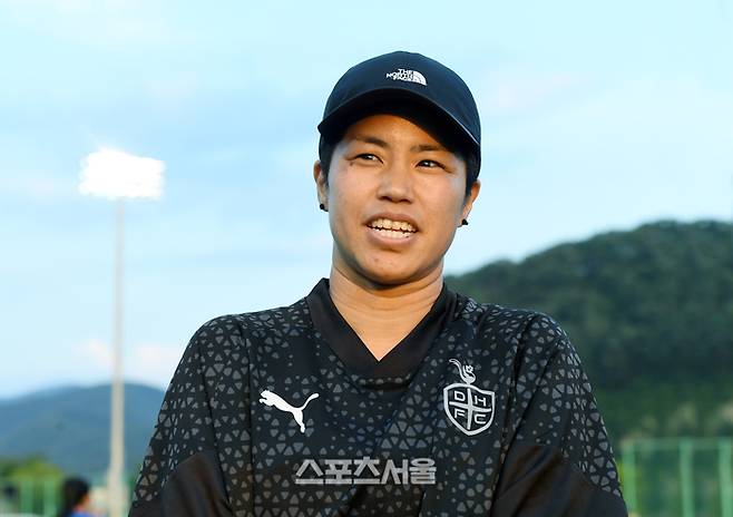 대전대덕대의 플레잉 골키퍼 코치 다케나카 레이가 23일 경남 합천에서 열린 ‘2025 스포츠케이션 명품도시 합천에서 펼쳐지는 제33회 여왕기 전국여자축구대회’ 대학부 울산과학대와의 경기 종료 후 스포츠서울 취재진과 인터뷰를 하고 있다. 다케나카 레이는 일본 U-20 국가대표 출신으로 WE리그 고베 아이낙 소속으로 프로리그까지 뛴 화려한 경력의 선수다.  2025. 6. 23. 합천 | 박진업 기자 upandup@sportsseoul.com