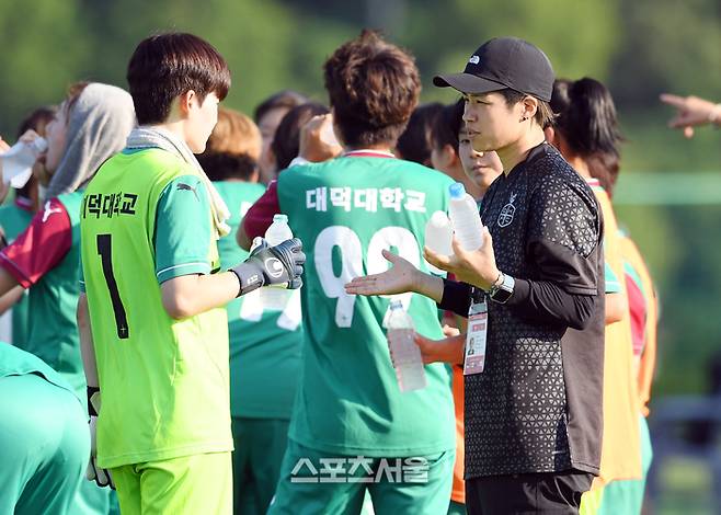 대전대덕대의 플레잉 골키퍼 코치 다케나카 레이(오른쪽)가 23일 경남 합천에서 열린 ‘2025 스포츠케이션 명품도시 합천에서 펼쳐지는 제33회 여왕기 전국여자축구대회’ 대학부 울산과학대와의 경기에서 전반 쿨링 타임에 선발 출전한 골키퍼 정다희에게 조언을 하고 있다. 다케나카 레이는 일본 U-20대표 출신으로 WE리그 고베 아이낙 소속으로 프로리그까지 뛴 화려한 경력의 선수다.  2025. 6. 23. 합천 | 박진업 기자 upandup@sportsseoul.com