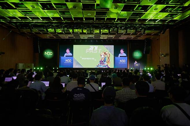 박용현 넥슨코리아 개발부사장 겸 넥슨게임즈 대표가 24일 열린 넥슨개발자콘퍼런스에서 기조강연을 하고 있다. 사진 | 넥슨