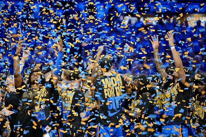 OKC 선수단이 23일(한국시간) 미국 오클라호마주 오클라호마 시티 페이컴 센터에서 열린 2025 NBA 파이널 7차전 승리 후 세리머니하고 있다. 사진 | Imagn Images 연합뉴스