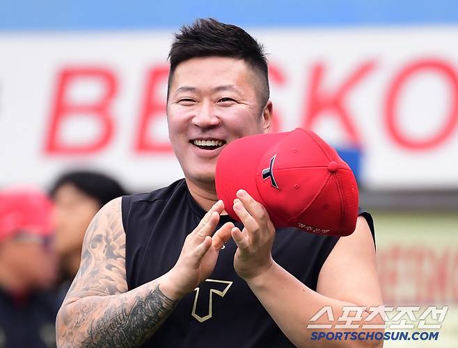 23일 대구 삼성라이온즈파크에서 열린 KBO리그 삼성과 KIA의 경기. 삼성 선수들과 인사를 나누고 있는 KIA 최형우. 대구=송정헌 기자songs@sportschosun.com/2025.05.23/