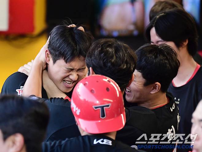 자기 일처럼 기뻐해주는 오선우, 최원준.