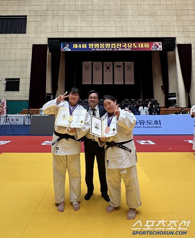 마산대 배재진 감독(가운데)가 몽양컵 유도 여자대학부 +78kg급에서 금메달을 딴 정선아(왼쪽)와 동메달을 거머쥔 김하영과 함께 했다.