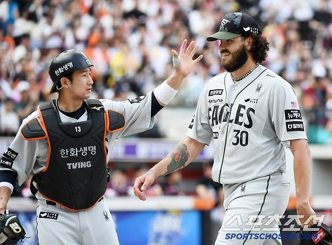 22일 대전 한화생명볼파크에서 열린 키움-한화전. 3회초 폰세와 임지열의 신경전, 그리고 벤치클리어링이 벌어졌다. 폰세가 임지열을 삼진아웃 시킨 후 최재훈 포수와 기뻐하고 있다. 대전=정재근 기자 cjg@sportschosun.com/2025.6.22/