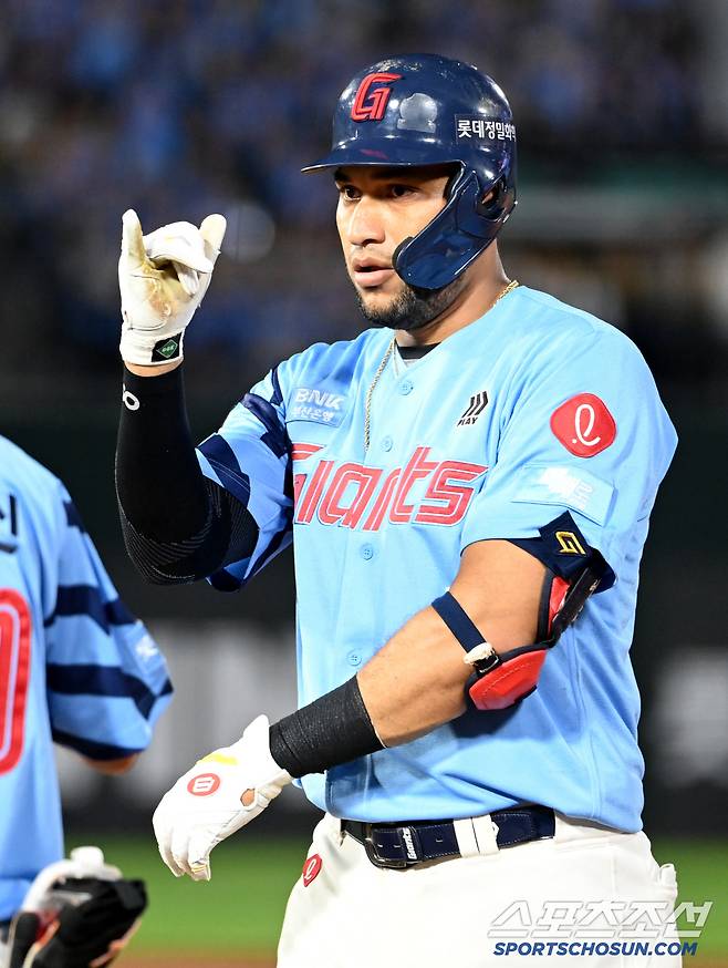 22일 부산 사직야구장에서 열린 삼성과 롯데의 경기, 8회말 롯데 레이예스가 안타를 치고 기뻐하고 있다. 부산=허상욱 기자wook@sportschosun.com/2025.06.22/