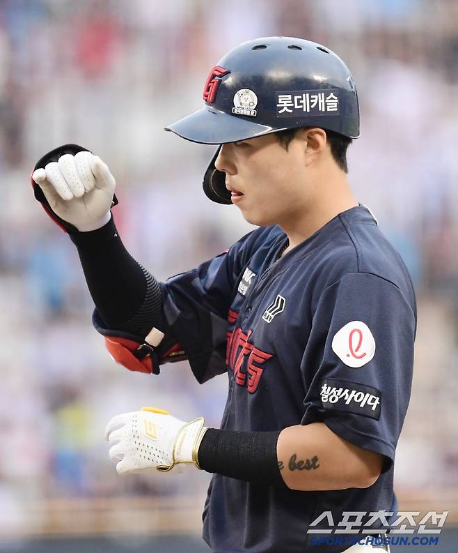 7일 잠실구장에서 열린 두산과 롯데의 경기. 7회 1타점 적시타 날린 고승민. 잠실=송정헌 기자songs@sportschosun.com/2025.06.07/